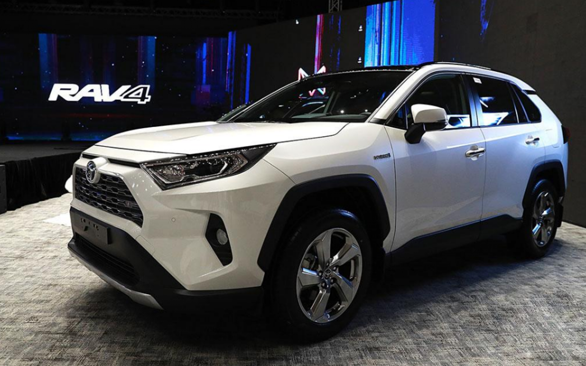 Тоёота брэндийн бүрэн шинэчлэгдсэн RAV4 автомашины нээлт боллоо.